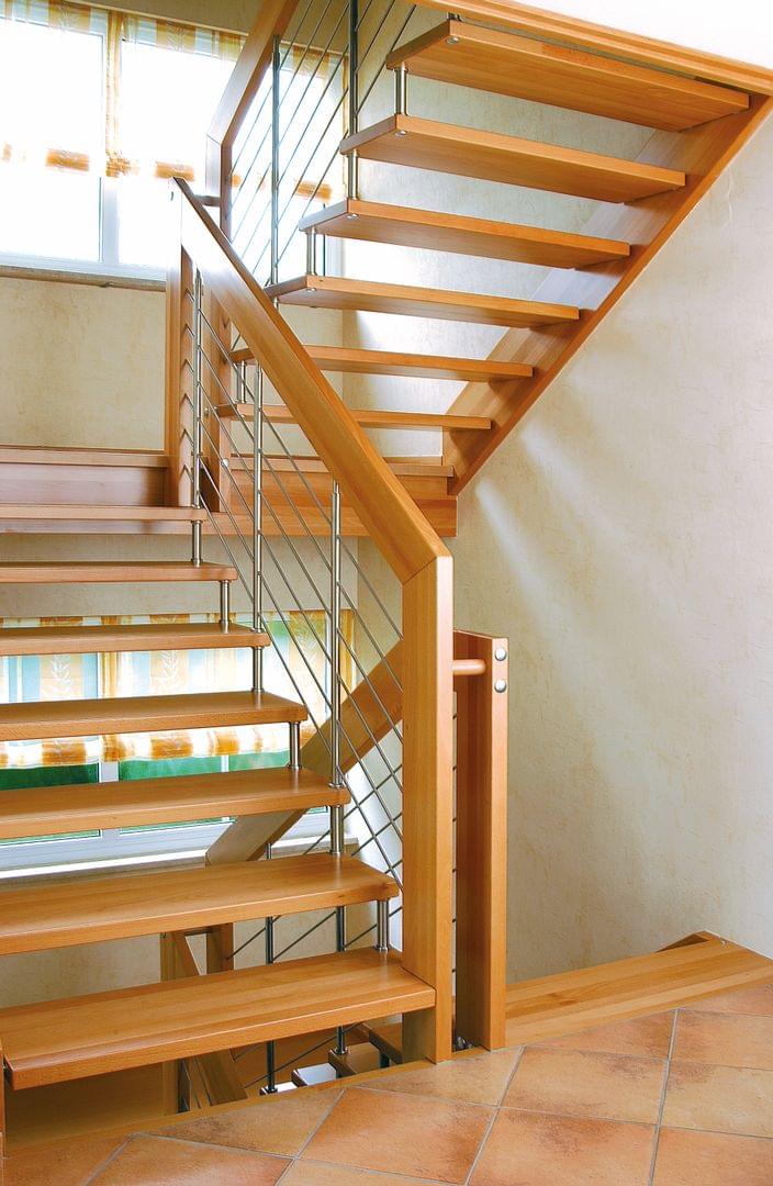 Holztreppe Buchertreppe halbgewendelt mit Podest Holzgeländer und Treppenhaus