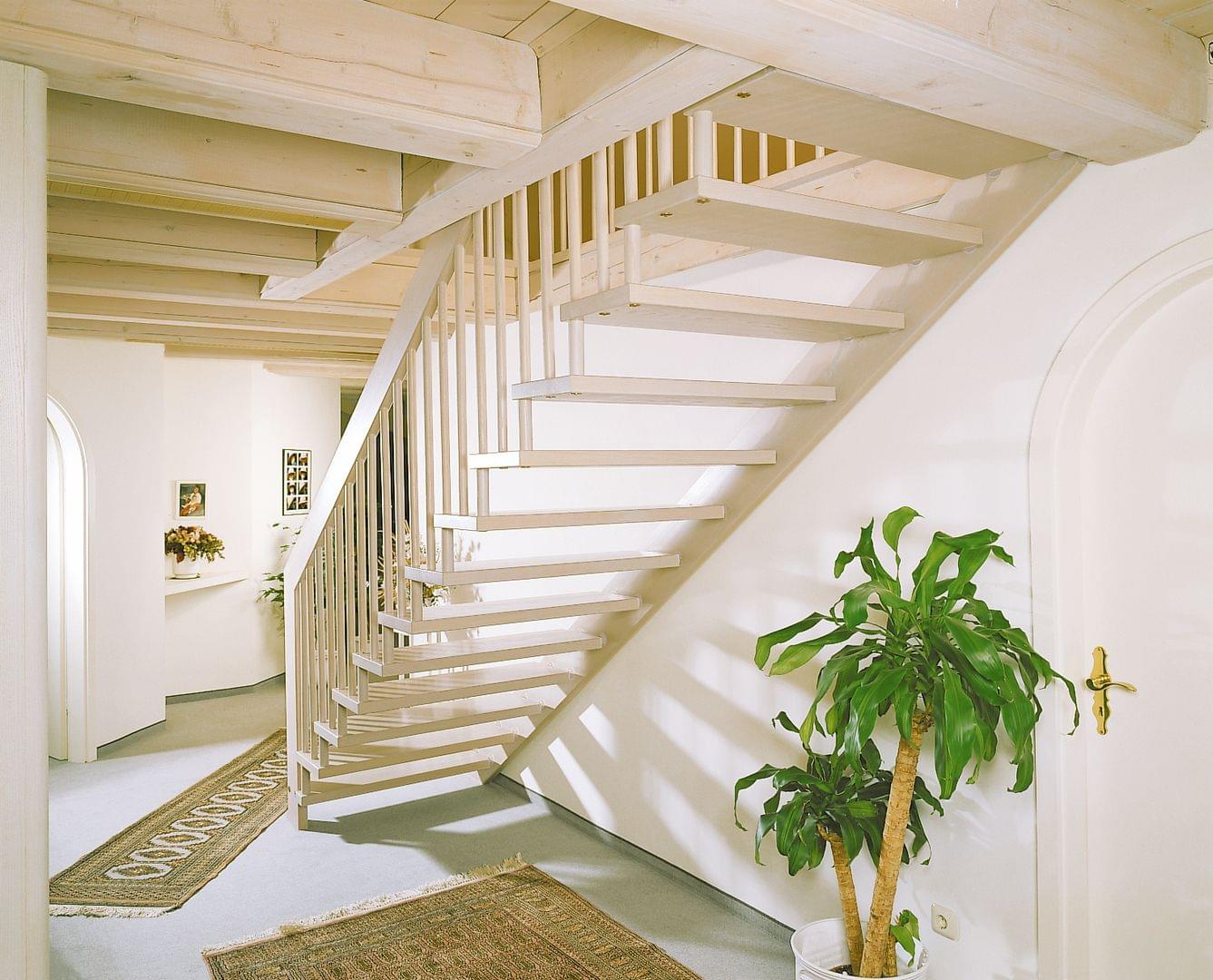 Holztreppe Systemtreppe gerade mit Holzgeländer lackiert