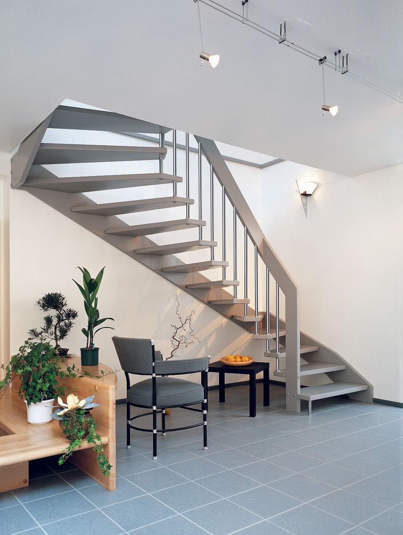 Holztreppe Buchertreppe halbgewendelt Geländer grau lackiert Holzgeländer Stufen mit Edelstahlstäben